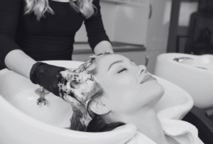 Bild Frau beim Friseur in Weilheim Frau beim Friseur Top Haar Weilheim