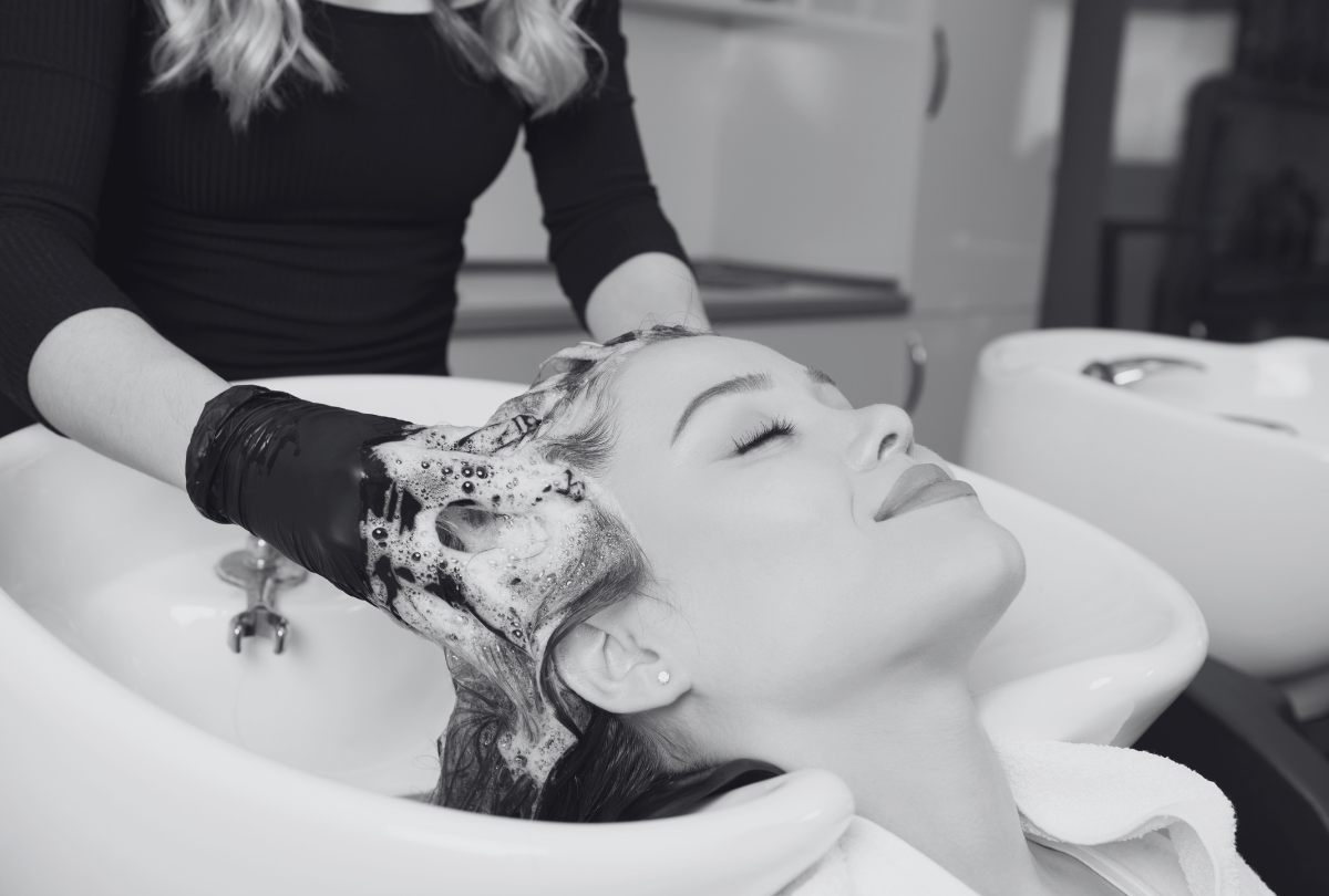 Frau beim Friseur Top Haar Weilheim